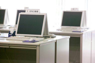  Masalarda, çalışma yerlerinde modern bilgisayarlarla iç mekan