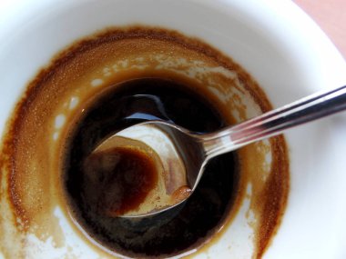 Kahve fincanı ve masada kahve.