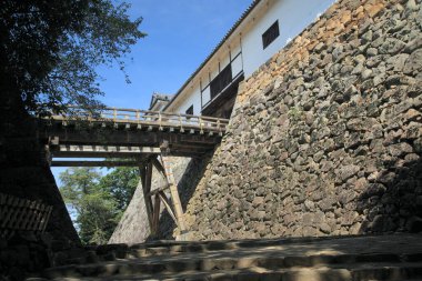 Geleneksel binanın yanındaki ahşap köprüyü destekleyen taş duvarlar