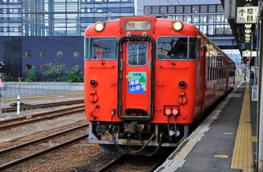 Şehirdeki tren istasyonunda. 