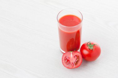 Bardakta taze domates suyu, yakın görüş.