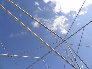 Mavi gökyüzü arkaplanındaki çelik yapıların düşük açılı görüntüsü