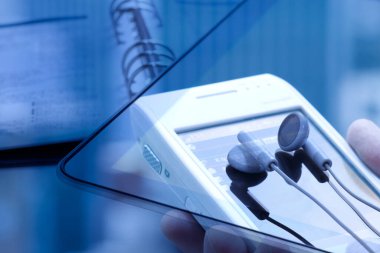 Mavi teknoloji arka planında duran kulaklıklar