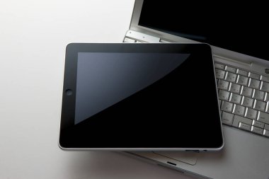 Beyaz arkaplanda izole edilmiş modern tablet aygıtının yakın görüntüsü