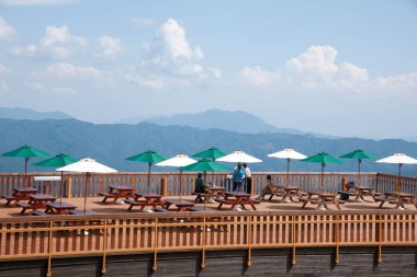 Dağları olan güzel bir sahil. Rahatlama alanı