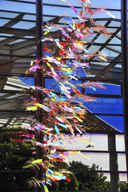 Japonya 'daki ağaçta renkli kağıt sanat eserleri