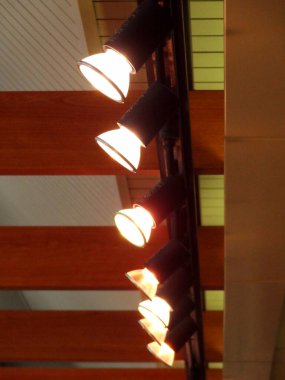 Parlak tavan ışıkları, yukarıdaki tahta kirişleri aydınlatıyor.