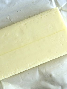 Beyaz kağıtta tereyağı, yakın görünüm