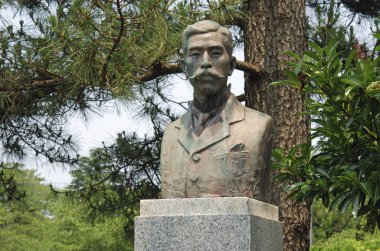 Parktaki bir adamın heykeli.