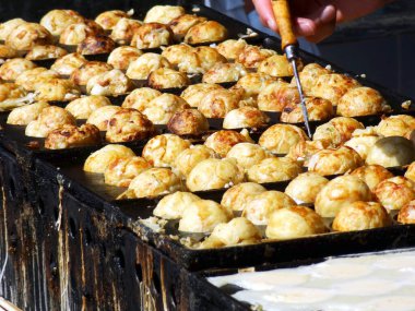 Sokakta kızarmış yemek.