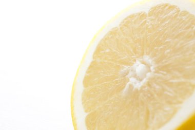 Beyaz arkaplanda taze limon izole edildi