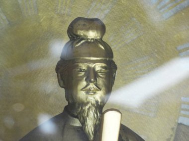 Tapınaktaki bir heykeli kapatın. 