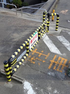 Sarı siyah çizgili engeller dar sokak girişini kapatıyor