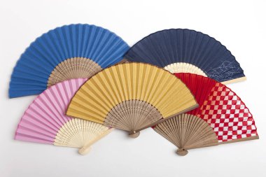 Beyaz arka planda Japon geleneksel hayranları 