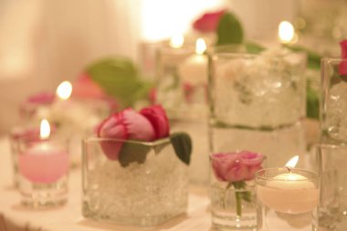 Gözlüklü ve mumlu bir düğün masası.