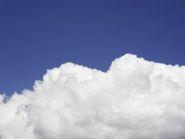 Mavi arkaplanda beyaz bulutlar