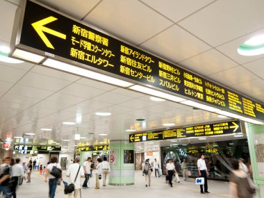 Tokyo, Japonya 'daki metro istasyonunda.