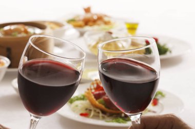 Bir kadeh kırmızı şarap ve lezzetli bir şarap.