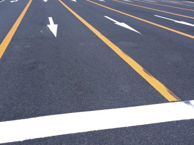 Sokakta asfalt yolda trafik işaretleri