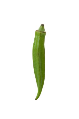 Açık arkaplanda taze yeşil bamya, yakın plan.           