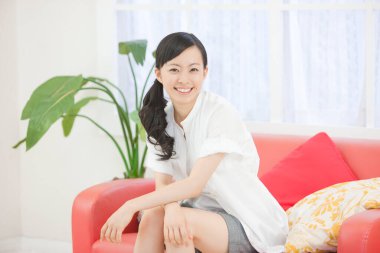 Odada dinlenen güzel genç bir kadının portresi.