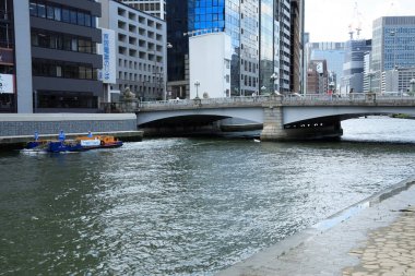 şehirde nehir ve köprü