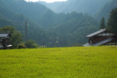 Bir dağ köyü olan güzel bir manzara.
