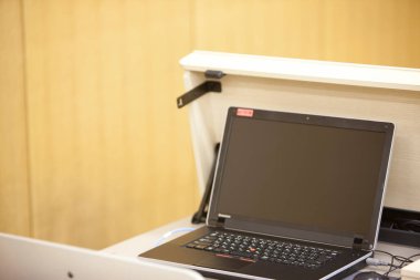 Tahta masadaki dizüstü bilgisayarın yakın görüntüsü