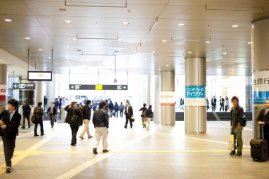 Japonya, Osaka 'daki metro istasyonundaki insanlar. 