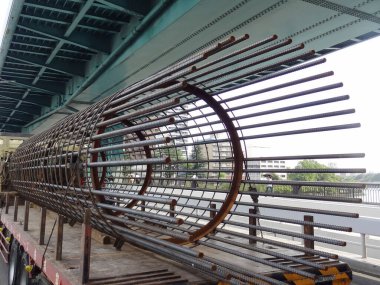 Köprünün altındaki kamyonda büyük bir çelik demir kafes.