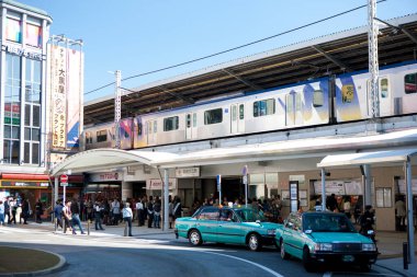 Tokyo 'daki insanlarla şehir sokak sahnesi