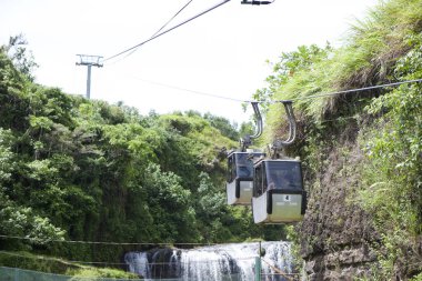 Şelaledeki teleferik.