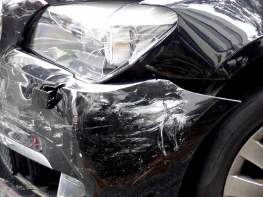 Şehir yolunda araba kazası.