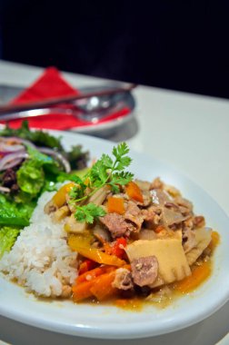 Lezzetli kızarmış sebze, pilav ve salata.