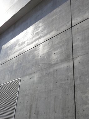 Güneşli bir günde beton duvar cephesi 