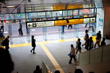 Japonya 'daki şehir metro istasyonundaki insanlar.              
