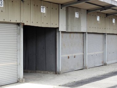 Numaralı eski depo kapıları