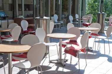 masa ve sandalye açık Cafe