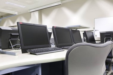 Sınıfta bilgisayar olan boş okul sınıfı