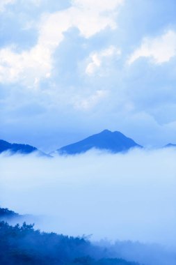 Doğadaki bulutların ve dağların güzel manzarası