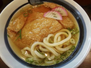 Sebzeli kızarmış balığın mutfak fotoğrafı.