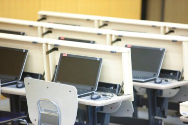 Tahta masadaki dizüstü bilgisayarın yakın görüntüsü