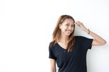 Beyaz arka plan üzerinde güzel genç Asyalı kadın portresi