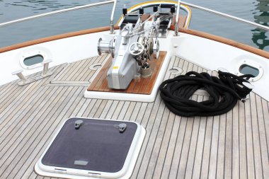 Yat güvertesi ekipmanlarını gösteren yakın plan, çapa vinç ipleri de dahil.