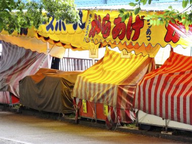 Renkli çizgili market tezgahları sabah kurulumu sırasında kapalı