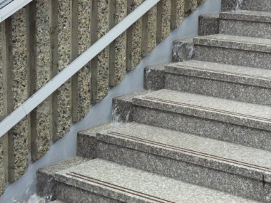 Korkuluklu beton merdivenlerin yakın görüntüsü