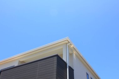 Şehirdeki modern apartman ve mavi gökyüzü