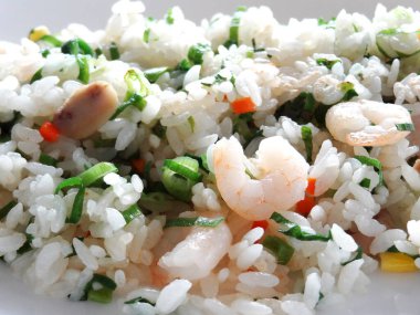 Karides, bitki ve sebzeli gurme pirincin yakın plan görüntüsü.