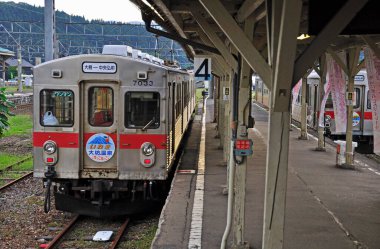 Şehirdeki tren istasyonunda. 