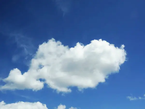 Nubes Blancas Sobre Fondo Azul Del Cielo —  Fotos de Stock